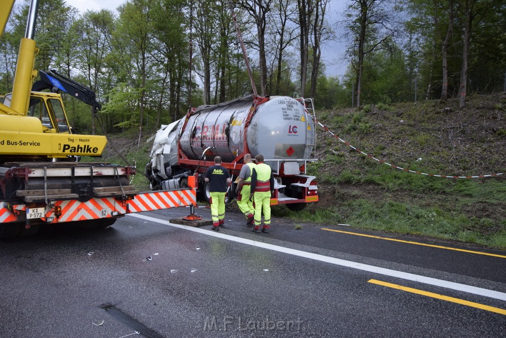 VU Gefahrgut LKW umgestuerzt A 4 Rich Koeln Hoehe AS Gummersbach P458.JPG - Miklos Laubert